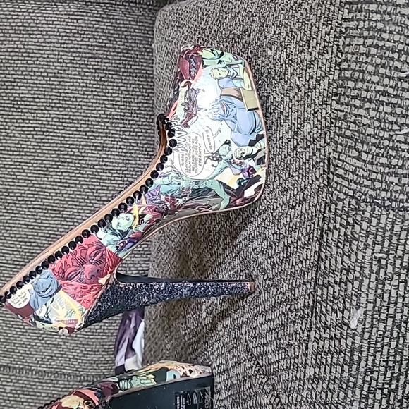 Custom wonder woman six inch stiletto heels - Picture 6 of 7